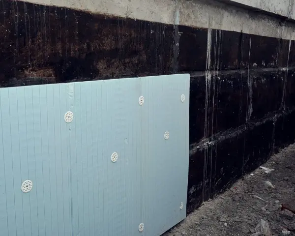 Jak skutecznie zabezpieczyć styropian w ziemi przed wilgocią i uszkodzeniami
