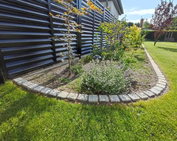 Granit-Beeteinfassung mit Lavendel und Ziergräsern. Tolle Beeteinfassung Ideen für einen gepflegten Garten.