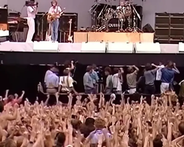 Koncert Queen w Polsce! Tłum szaleje, a Freddie Mercury śpiewa.