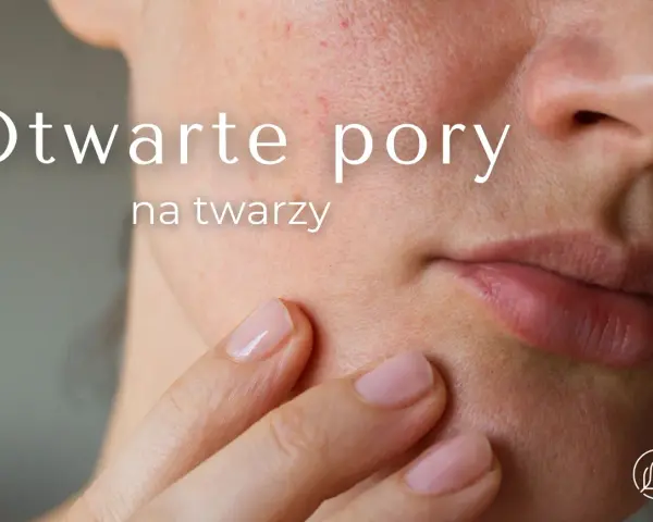 Zbliżenie na skórę twarzy z widocznymi, otwartymi porami. Dłoń delikatnie dotyka policzka, podkreślając tekst "Otwarte pory na twarzy".