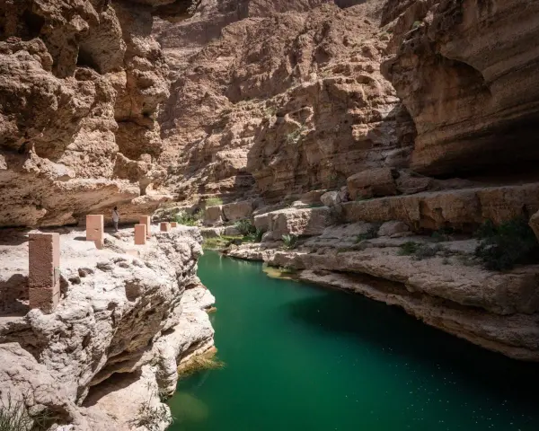 Wadi Shab, ukryta oaza w Omanie, zachwyca turkusową wodą i skalnymi ścianami. To idealne miejsce na relaks i podziwianie natury.