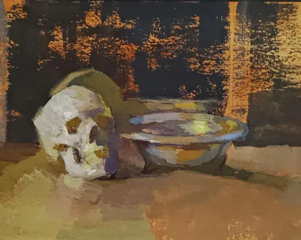 En gouache målning av ett skalle och en skål. Bakgrunden är mörk med orangea och gula toner.
