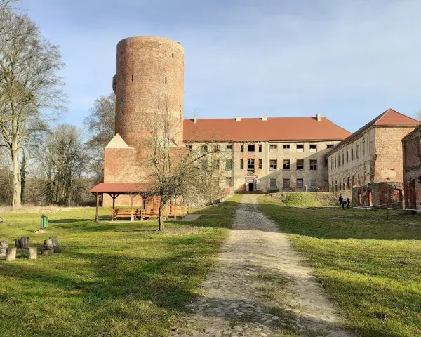 Zamek w Swobnicy, z charakterystyczną ceglaną wieżą i rozległym, choć zaniedbanym kompleksem budynków, zaprasza do odkrywania historii.