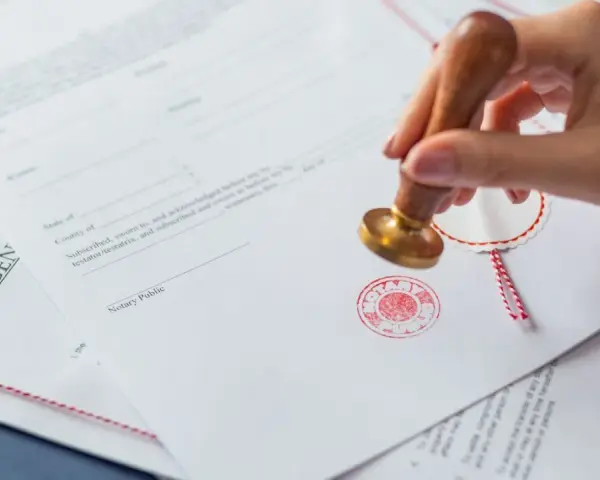 Sigillo notarile su documenti legali. Un assistente notarile stipendio è una professione che richiede precisione.