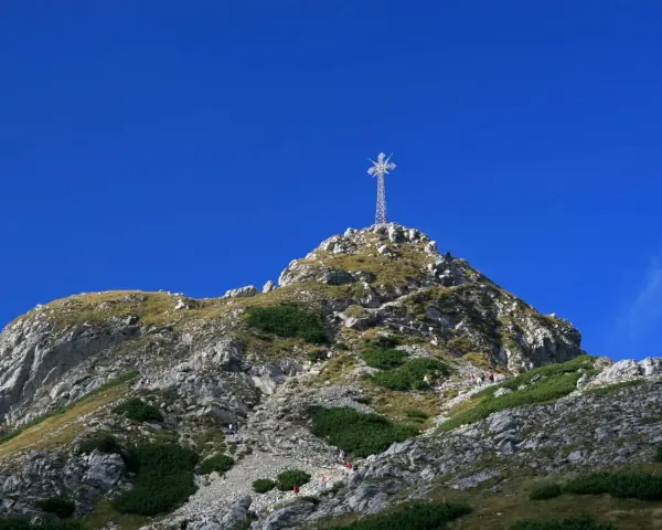 Krzyż na Giewoncie, symbol Tatr, góruje nad szlakiem. Choć nie znamy dokładnych informacji, ile metrów ma krzyż na Giewoncie, jego majestat robi wrażenie.