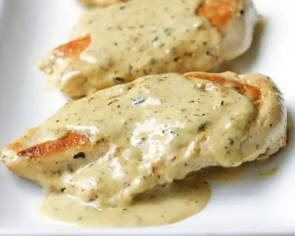 Deux morceaux de poulet tendres nappés d'une sauce crémeuse et savoureuse, parfaite comme sauce pour accompagner le poulet.