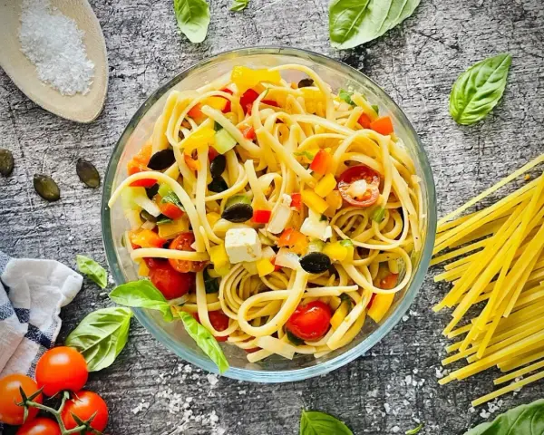 Frischer Spaghetti Salat mit bunten Paprika, Tomaten, Oliven und Feta. Perfekt für den Sommer!