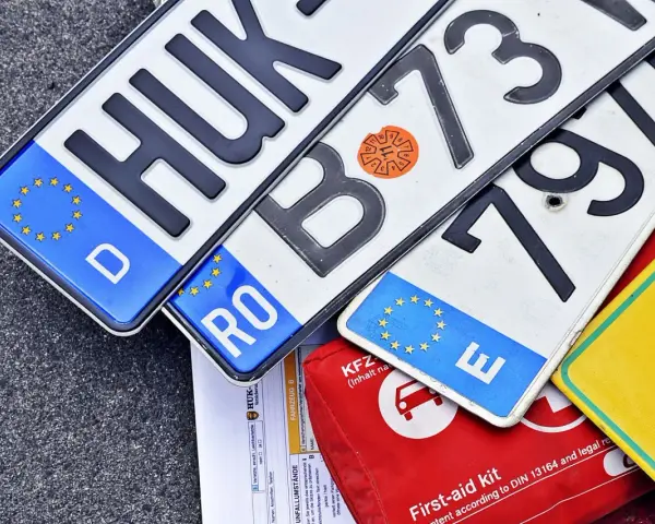 Kilka tablic rejestracyjnych państw UE: D (Niemcy), RO (Rumunia), E (Hiszpania) i inne.