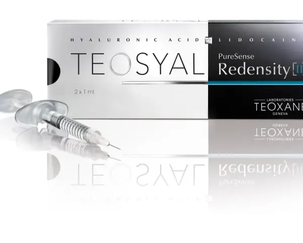 Strzykawka z preparatem Teosyal Redensity II, gotowa do użycia, obok eleganckiego opakowania.