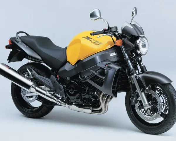 Żółty motocykl Honda X11, klasyczny naked bike. Dane techniczne tego modelu to moc i zwinność.
