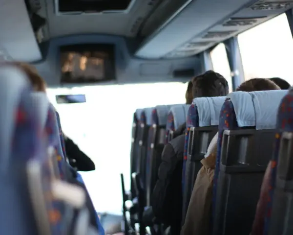 Powrót z wesela autobusem. Jak zaplanować logistykę powrotu z wesela, transport i bezpieczeństwo gości.