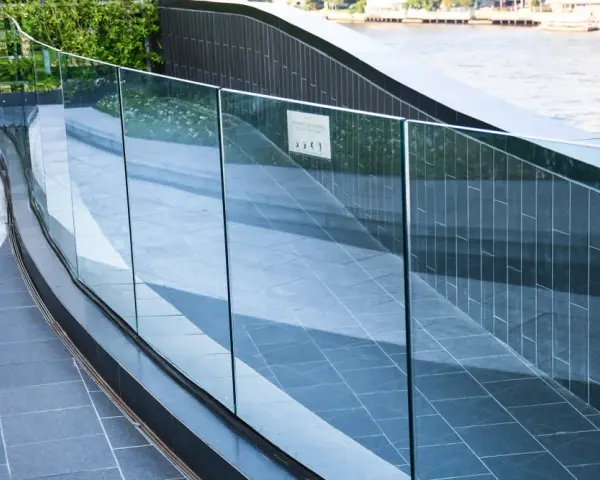 Jaka grubość szkła na balustradę? Kluczowe informacje i zasady bezpieczeństwa