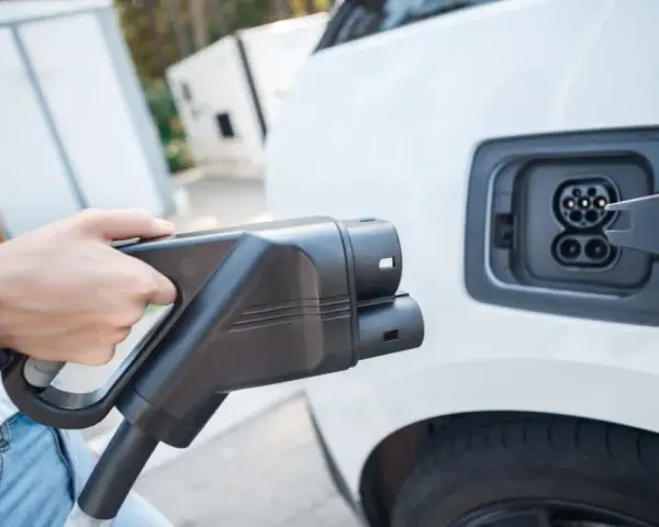Jakim prądem ładuje się samochód elektryczny i co warto wiedzieć?