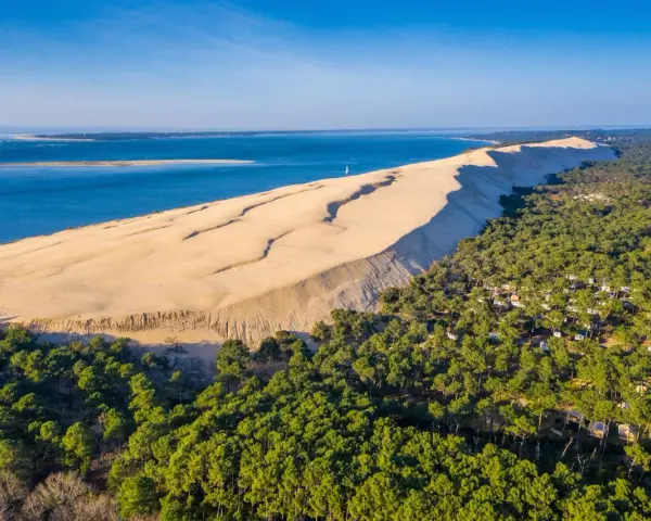 Vue aérienne de la dune du Pilat, un itinéraire de rêve entre océan et forêt de pins.