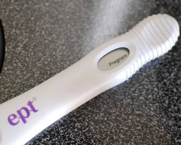 Test ciążowy ept pokazuje wynik "Pregnant". Czy przed okresem są dni płodne? To pytanie, na które odpowiedź może przynieść taki test.