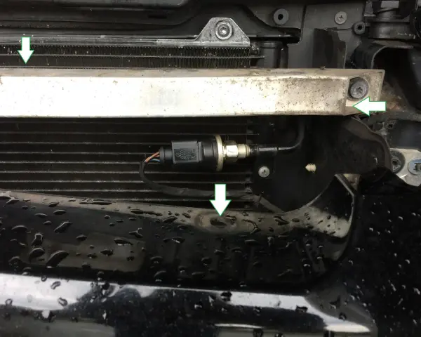 Ein Teil des Kühlergrills mit einem angeschlossenen hochdruckgeber g65. Grüne Pfeile zeigen auf Befestigungspunkte.