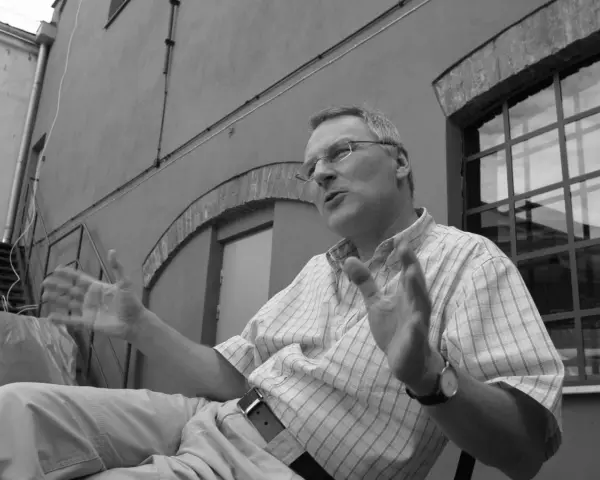 Wojciech Trzciński w swobodnej pozie, gestykuluje, opowiadając o swoim życiu prywatnym.