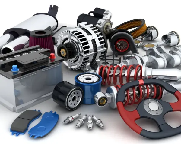 Gros plan sur un assortiment de pièces automobiles : batterie, filtres, bougies, amortisseurs, volant, etc.