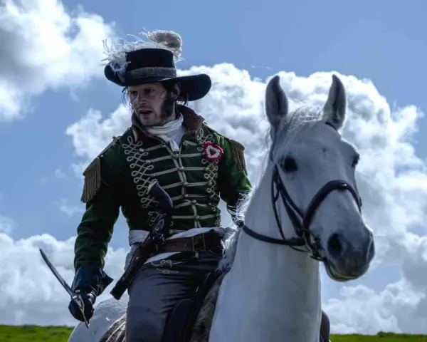 Un officier à cheval, sabre à la main, dans son uniforme vert et son chapeau à panache, incarne le dernier panache histoire.