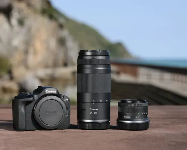 Aparat Canon EOS z dwoma obiektywami: Canon RF 75-300mm do zdjęć z daleka i Canon RF 18-45mm do krajobrazów.