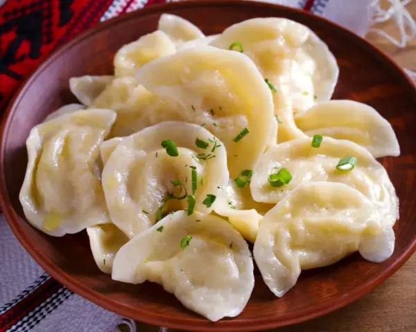Jak długo gotować pierogi? Czas dla świeżych i mrożonych