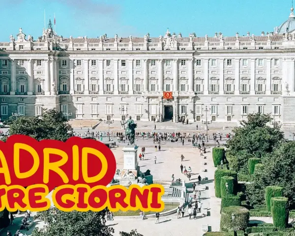 The Royal Palace of Madrid with a statue and crowds in the plaza, overlaid with "MADRID IN TRE GIORNI" text.