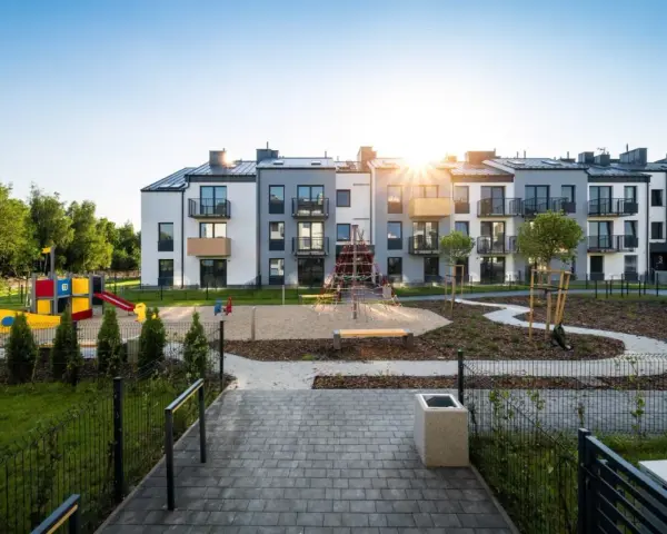 Nowe inwestycje Szczecin: nowoczesne bloki mieszkalne z placem zabaw i zielenią.