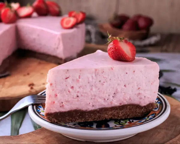 Pyszne truskawki ze śmietaną w postaci lekkiego sernika. Idealny deser na letnie popołudnie.