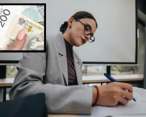 Dyrektor szkoły analizuje dokumenty, zastanawiając się, ile zarabia dyrektor szkoły. W tle widać banknot 200 zł.