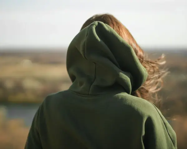 Ile waży bluza? Sprawdź, co wpływa na jej wagę i komfort