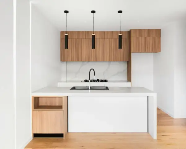 Cocinas pequeñas con barra, minimalistas y modernas, con gabinetes de madera y encimera blanca.