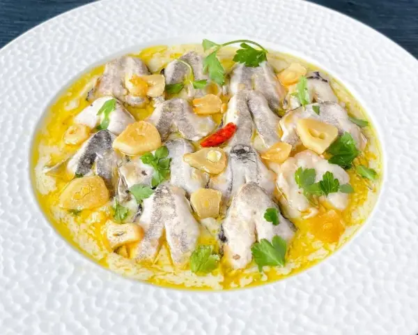 Cocochas de bacalao en salsa de ajo y perejil, un plato delicioso y fácil de preparar.
