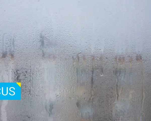 Condensa su un vetro, come quella che un fan coil deumidificatore potrebbe eliminare per una visione chiara.