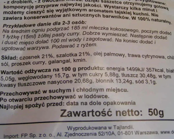 Żółta pasta curry w słoiku, składniki i wartości odżywcze.