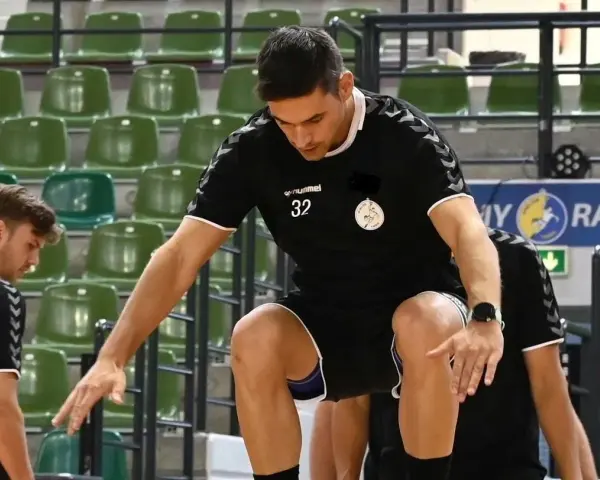 Angel Fernandez w akcji, gotowy do skoku.