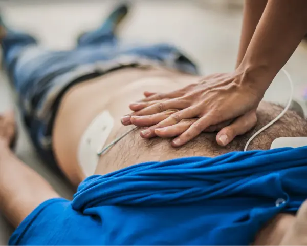 Kiedy użyć defibrylatora? Kluczowe informacje ratujące życie