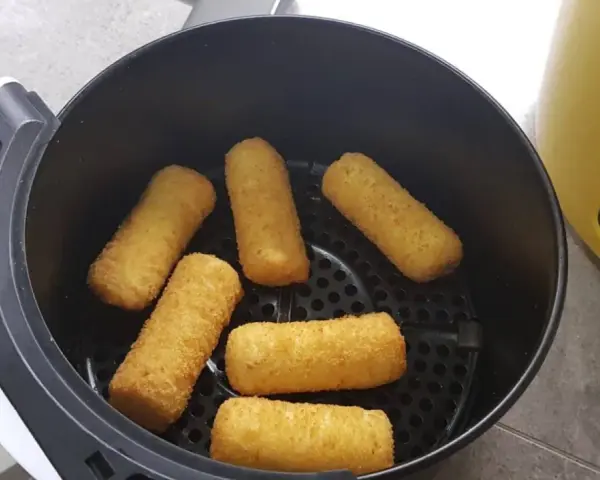 Crocchette di patate dorate e croccanti pronte per essere gustate, appena uscite dalla friggitrice ad aria.