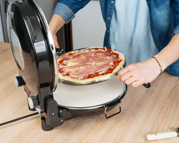 Wkładanie pizzy do pieca. Ten najlepsza pizza przepis jest prosty i szybki!
