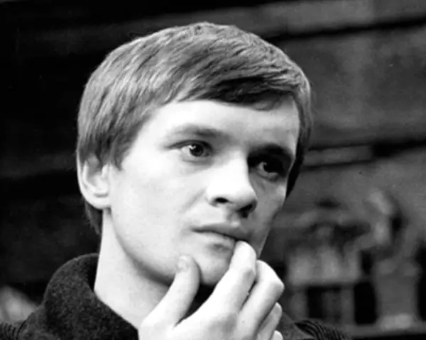 Młody Andrzej Miś, zamyślony, z palcem przy ustach. Jego życiorys to fascynująca historia.
