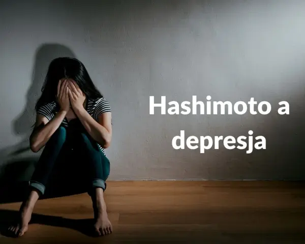 Smutna kobieta siedzi na podłodze, zakrywając twarz dłońmi. Tekst: Hashimoto a depresja. Niedoczynność tarczycy może objawiać się psychicznie.