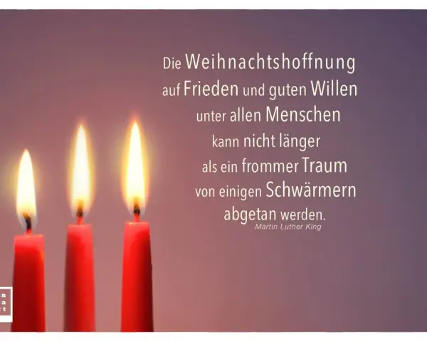 Drei brennende rote Kerzen vor einem lila Hintergrund mit einem Zitat von Martin Luther King Jr.