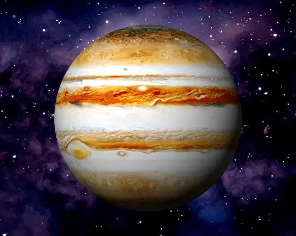 El planeta Júpiter, con sus bandas de gas anaranjadas y blancas, flota en el espacio profundo, rodeado de nebulosas púrpuras y estrellas.