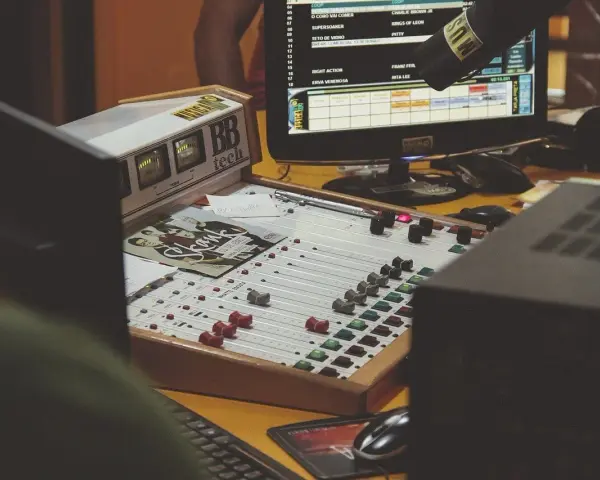 Konsola DJ-a i ekran z listą utworów, gdzie można usłyszeć najwięksi twórcy muzyki elektronicznej.