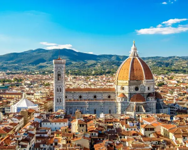 Widok na Florencję, jedno z najpiękniejszych miejsc w Europie, z katedrą Santa Maria del Fiore i dzwonnicą Giotta na tle wzgórz.