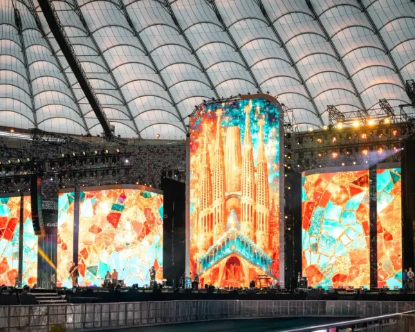 Wielkie ekrany rozświetlają stadion, tworząc barwną mozaikę. To roztanczony narodowy transmisja, gdzie sztuka i muzyka łączą się w widowiskowym spektaklu.