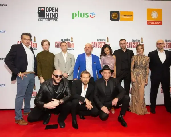 Obsada filmu "Jak zostałem gangsterem" na czerwonym dywanie.