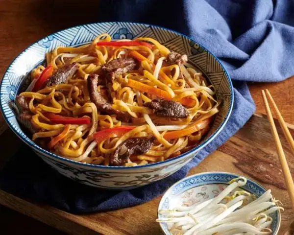 Jak zrobić makaron chow mein w 30 minut - prosty przepis krok po kroku