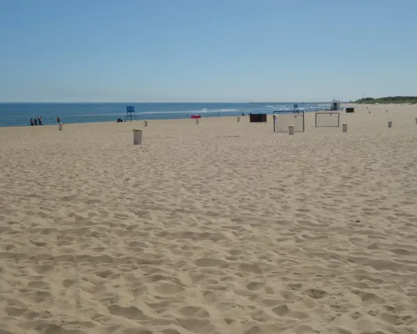 Piękna plaża w Gdańsku, idealne miejsce, gdzie na spacer. W tle widać morze i niebo.