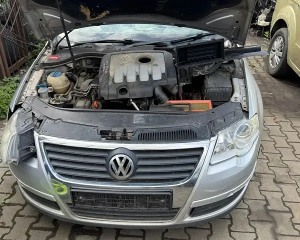 Silny Volkswagen z otwartą maską, silnik widoczny. Zastanawiasz się, ile kosztuje wystawienie samochodu na OLX?