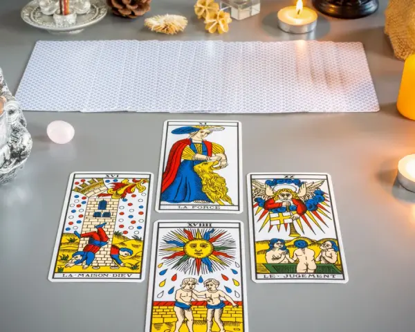 Una lectura de tarot con cartas como La Fuerza, La Maison Dieu y Le Jugement. ¿Los arcanos sí o no?